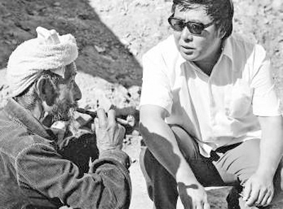 路遥(右)在陕北农村走访。新华社记者 姚宗仪摄